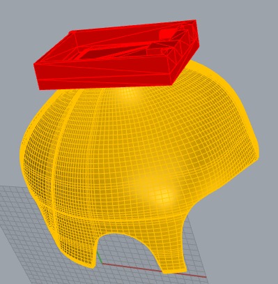 Modelo digital del casco pedi&aacute;trico personalizado con m&oacute;dulo superior para integraci&oacute;n de sensores biom&eacute;dicos.